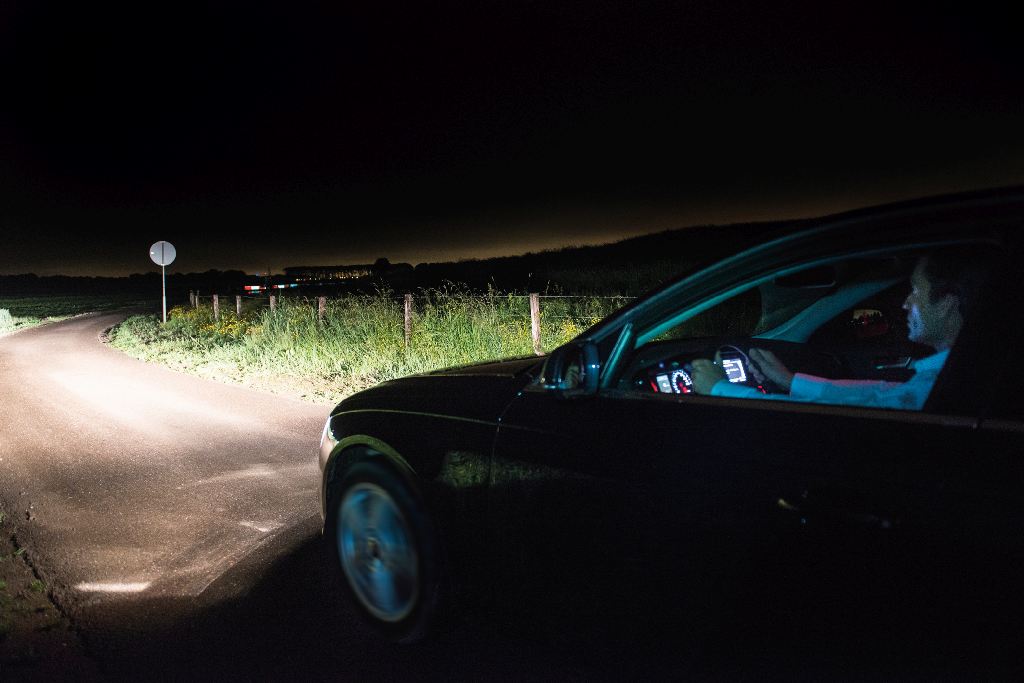 Auto leuchtet in die Nacht
