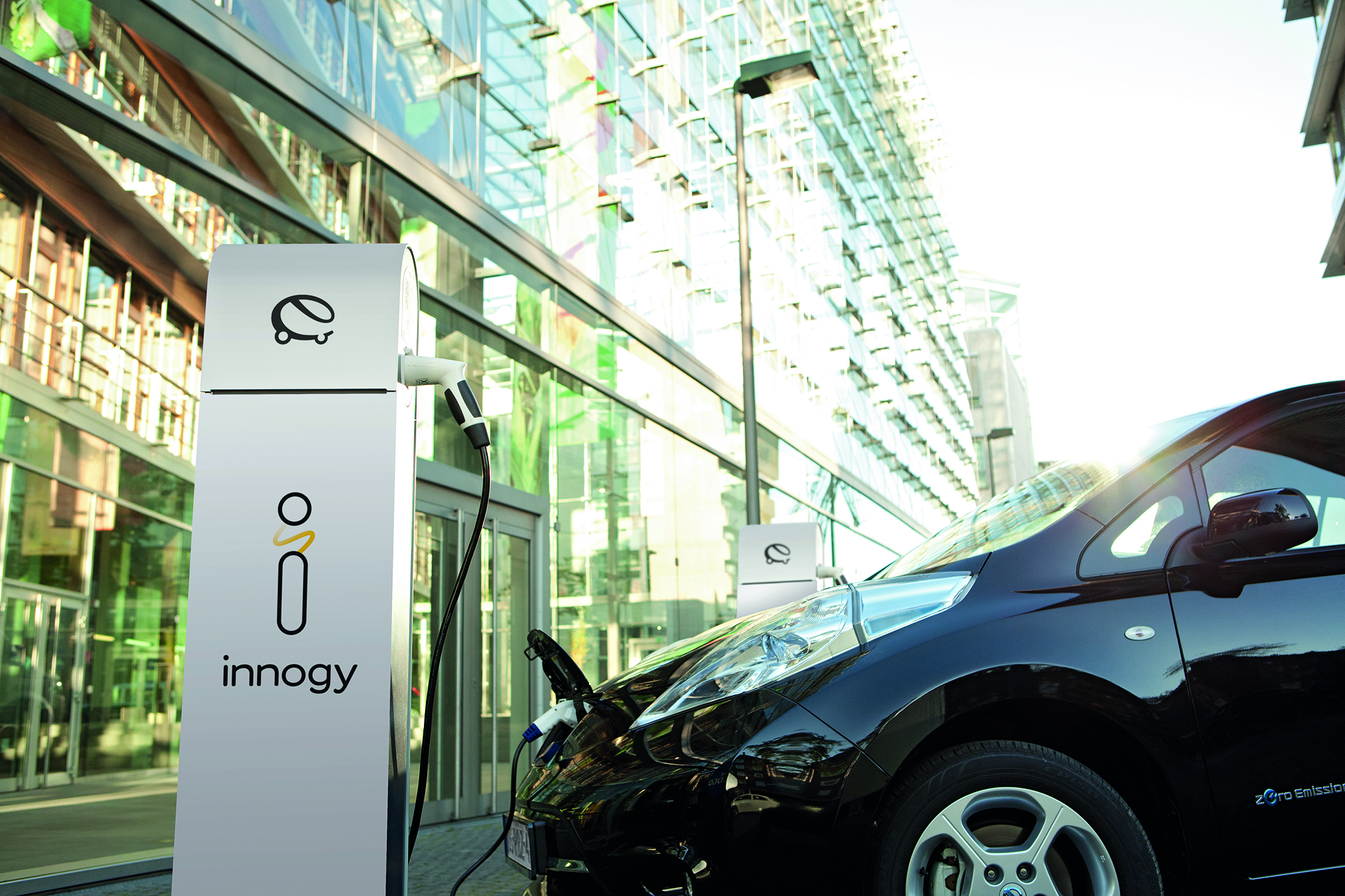 Elektromobil an einer Innogy-Ladestation in der Stadt