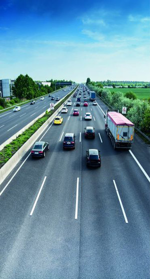 Stark befahrene vierspurige Autobahn (Panne auf der Autobahn).