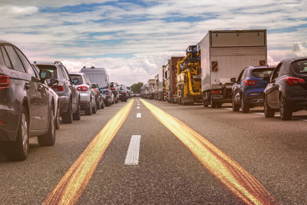 Neuer Bußgeldkatalog 2020: auf einer mehrspurigen Straße bilden zwei Autoreihen eine Rettungsgasse.