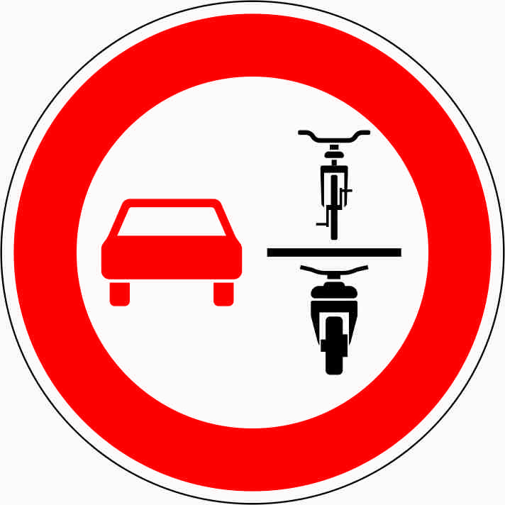 Verkehrszeichen mit einem rotem Rand. In der Mitte links ein rotes Auto, rechts ein Fahrrad und ein Motorrad (Neuer Bußgeldkatalog 2020)