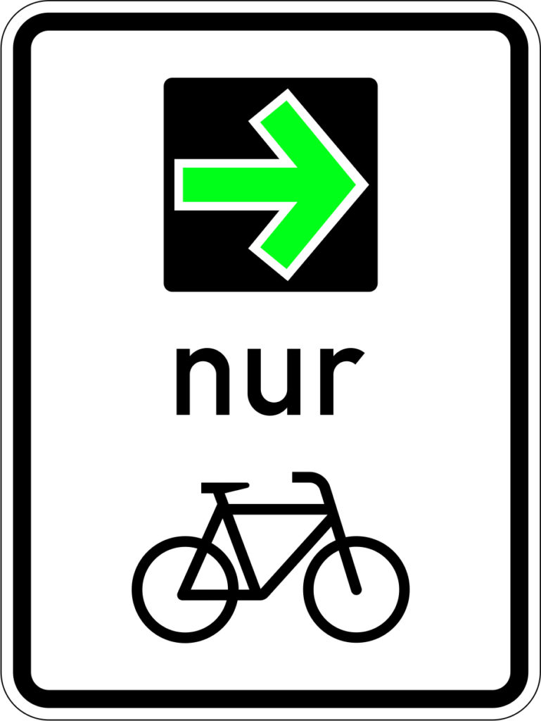 Verkehrszeichen mit einem Fahrrad. Oberhalb ein grüner Pfeil der nach rechts zeigt.
